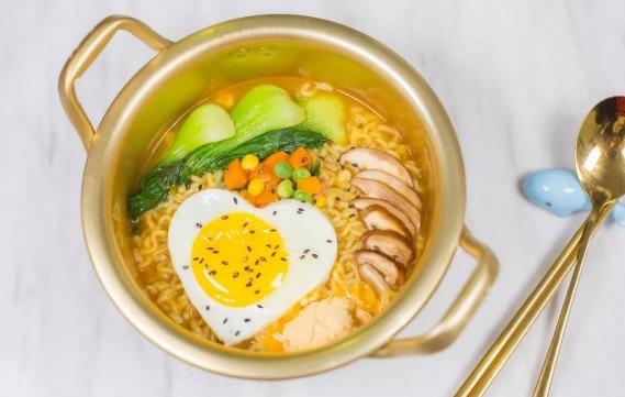 Nấu mì tôm, đừng cho luôn vào nồi, thêm một bước nữa mì vừa ngon lại đỡ hại sức khỏe-3