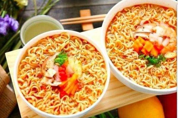 Nấu mì tôm, đừng cho luôn vào nồi, thêm một bước nữa mì vừa ngon lại đỡ hại sức khỏe-4