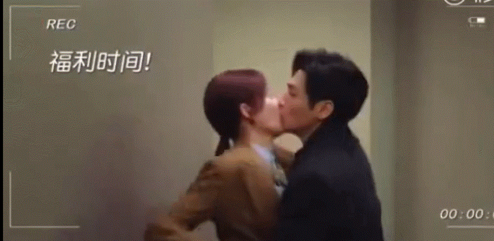 Hậu trường cảnh hôn nóng rực, đập vào tường lột cả y phục trong phim Trung Quốc-3