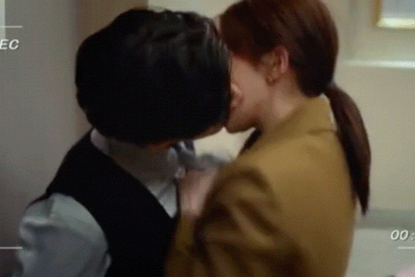 Hậu trường cảnh hôn 'nóng rực', đập vào tường lột cả y phục trong phim Trung Quốc