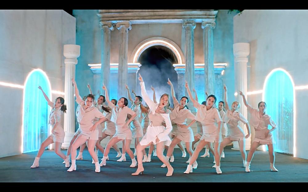 ĐÚNG CŨNG THÀNH SAI của Mỹ Tâm đẹp thì có đẹp nhưng chưa xứng tầm-9