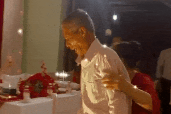 Clip: Cưới con gái, cha già khóc nức nở không dám lại gần chụp ảnh-1