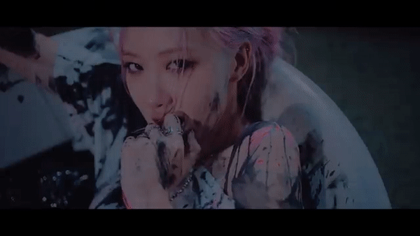 Teaser Lovesick Girls: Người chạy điên cuồng, kẻ khóc đỏ mắt chỉ riêng Lisa được tựa vai trai lạ-2