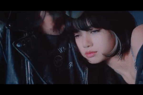 Teaser 'Lovesick Girls': Người chạy điên cuồng, kẻ khóc đỏ mắt chỉ riêng Lisa được tựa vai trai lạ