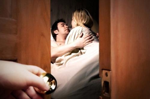 Có vợ đẹp con ngoan vẫn bỏ theo gái dịch vụ, anh chồng nhận cái kết bẽ bàng-1