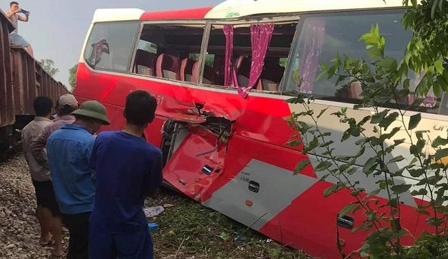 Tàu hỏa đâm xe đưa đón học sinh: Người dân đã nhắc, tài xế vẫn cố tình vượt-1