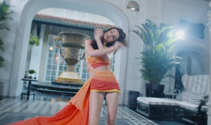 Nhảy cực sung trong MV Cá cắn câu, Mlee lộ hàng mà không hay biết-4