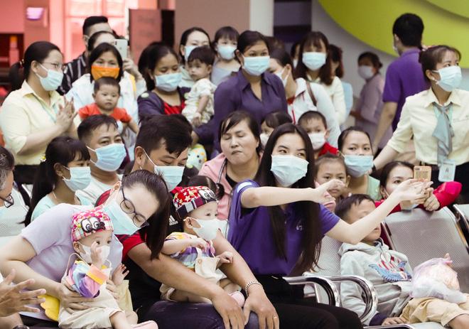 Trúc Nhi - Diệu Nhi tươi như hoa đón Trung thu cùng bố mẹ trong bệnh viện-1