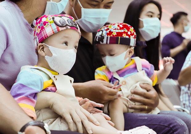 Trúc Nhi - Diệu Nhi tươi như hoa đón Trung thu cùng bố mẹ trong bệnh viện-4