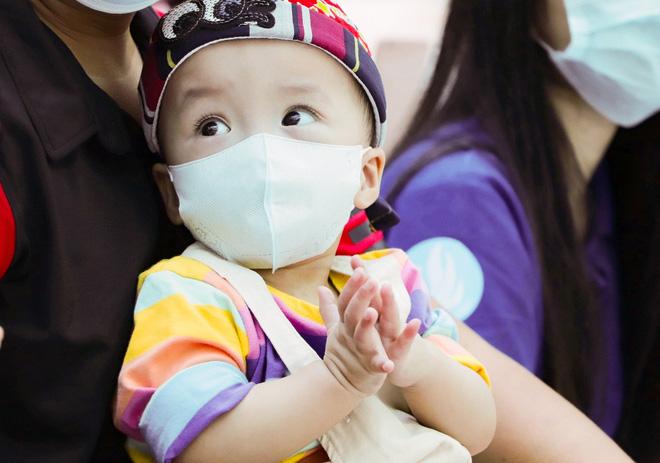 Trúc Nhi - Diệu Nhi tươi như hoa đón Trung thu cùng bố mẹ trong bệnh viện-5