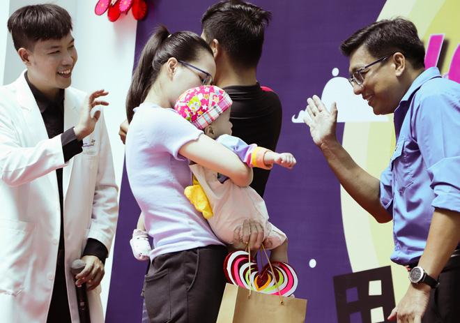 Trúc Nhi - Diệu Nhi tươi như hoa đón Trung thu cùng bố mẹ trong bệnh viện-6