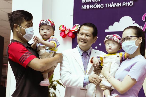 Trúc Nhi - Diệu Nhi tươi như hoa đón Trung thu cùng bố mẹ trong bệnh viện-13