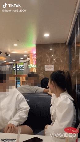 Xôn xao video cô gái xin được làm tiểu tam ngay trong quán trà sữa, anh chàng bên cạnh đứng hình-1