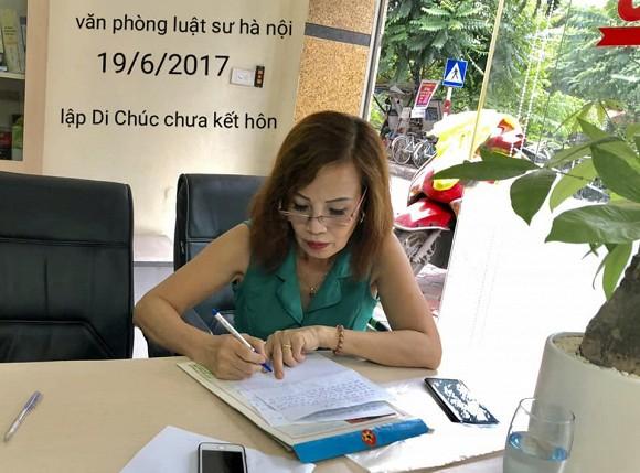 Cô dâu 63 tuổi bất ngờ sửa lại di chúc, dân mạng tò mò chồng trẻ có được chia tài sản?-1