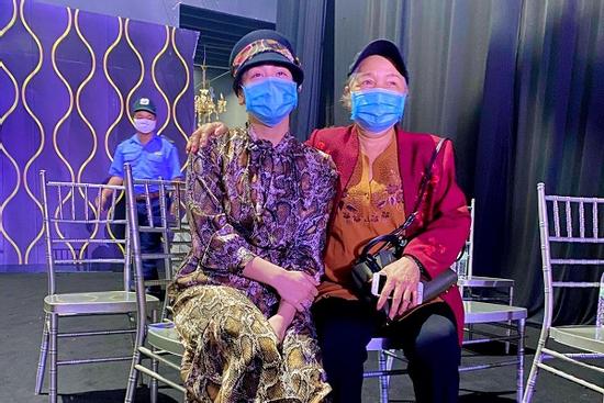 Nhật Kim Anh gặp tai nạn vẫn đi làm, mẹ đẻ phải ở bên dìu dắt