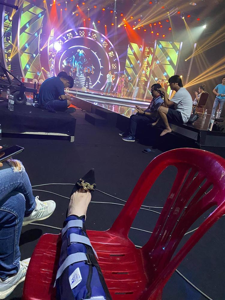 Nhật Kim Anh gặp tai nạn vẫn đi làm, mẹ đẻ phải ở bên dìu dắt-2