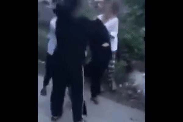 Clip: Nhóm nữ sinh đánh hội đồng bạn học rồi lột đồ, đẩy bạn xuống mương nước