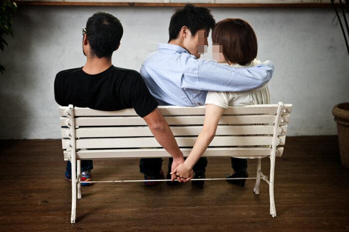 Bất ngờ mang bánh trung thu đến cho bạn gái, thanh niên phát hiện mình mọc sừng đã lâu-2