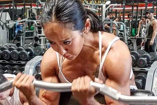 Bất ngờ cặp tuyết lê ngày càng khủng của bác sĩ cơ bắp sau 1 năm nổi tiếng-6