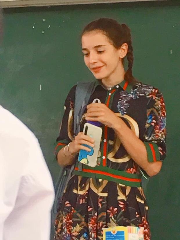 Cô giáo Tây bị chụp lén vẫn xuất thần như Hoa hậu, hóa ra profile ngoài đời không phải dạng vừa-1