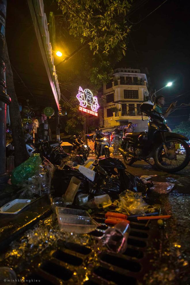 Nhà nhà đổ xô đi chơi Trung thu, tàn cuộc để lại Hà Nội ngập trong biển rác-6