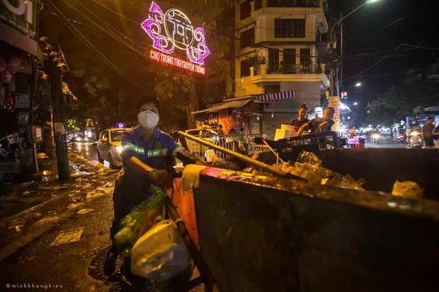 Nhà nhà đổ xô đi chơi Trung thu, tàn cuộc để lại Hà Nội ngập trong biển rác-7