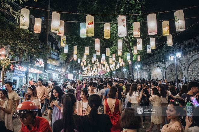 Nhà nhà đổ xô đi chơi Trung thu, tàn cuộc để lại Hà Nội ngập trong biển rác-2