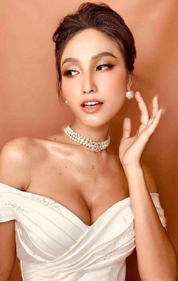 Hoa hậu chuyển giới Hoài Sa khoe ngực đơ như quả bóng-4