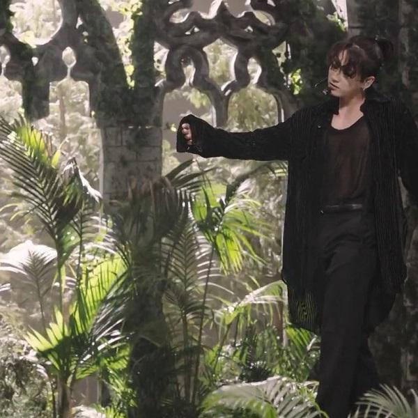 Diện áo xuyên thấu khoe body sexy, Jungkook lập tức gây sốt toàn cầu-3