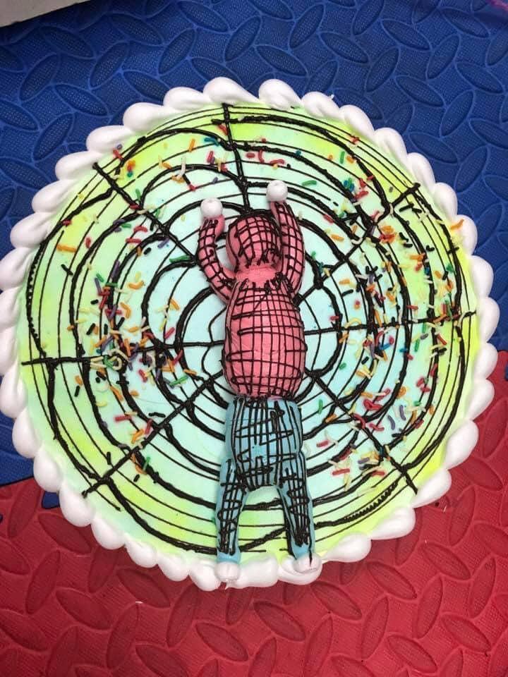 Đặt bánh kem sinh nhật hình người nhện trên mạng, kết quả nhận về hóa hình nhân thế mạng-1