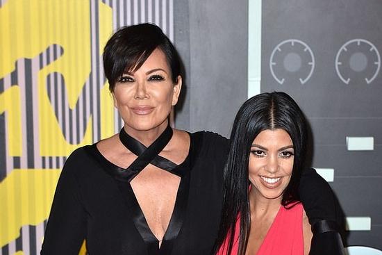 Mẹ con Kris Jenner bị kiện quấy rối tình dục