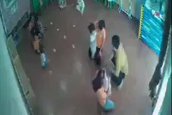 Tin nhắn xin lỗi của phụ huynh đánh cháu bé mầm non ở Lào Cai: Xin tha cho em lần này-5