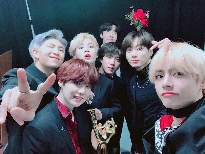 BTS xác nhận biểu diễn tại lễ trao giải BILLBOARD MUSIC AWARDS 2020. Nhóm được đề cử ở 2 hạng mục: Top Social Artist và Top Duo/Group. Lễ trao giải phát sóng vào ngày 14/10 (7h sáng ngày 15/10 giờ Việt Nam) trên kênh NBC.