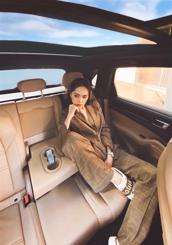 Học lỏm chiêu phối đồ đen - trắng chất như Thanh Hằng - Minh Hằng-4