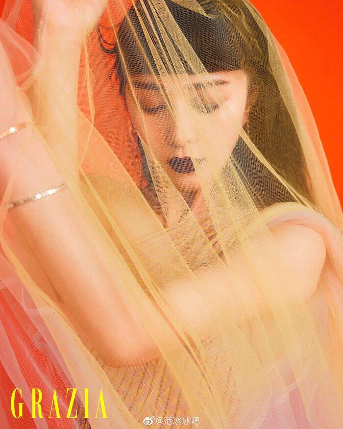 Phạm Băng Băng diện jumpsuit khoét ngực sâu tôn vòng 1 khủng-7