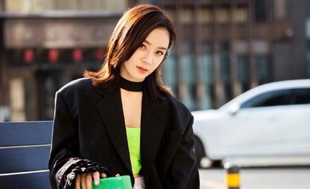 Nhìn cảnh vị sếp trẻ chăm 2 con cho vợ phơi nắng đọc sách, Tuesday bỏ ngay ý định cướp chồng-1