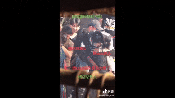 Vương Nhất Bác nhấc bổng Triệu Lệ Dĩnh, fan ví giống vác bao gạo-3