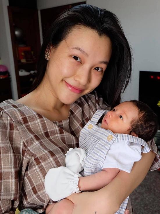 Hoàng Oanh: Đưa con sang Singapore không phải quyết định liều lĩnh-3