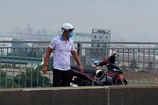 Vợ kẹt cứng trên cầu 3 tiếng, Bình Minh xuất hiện giải cứu như 'người hùng'