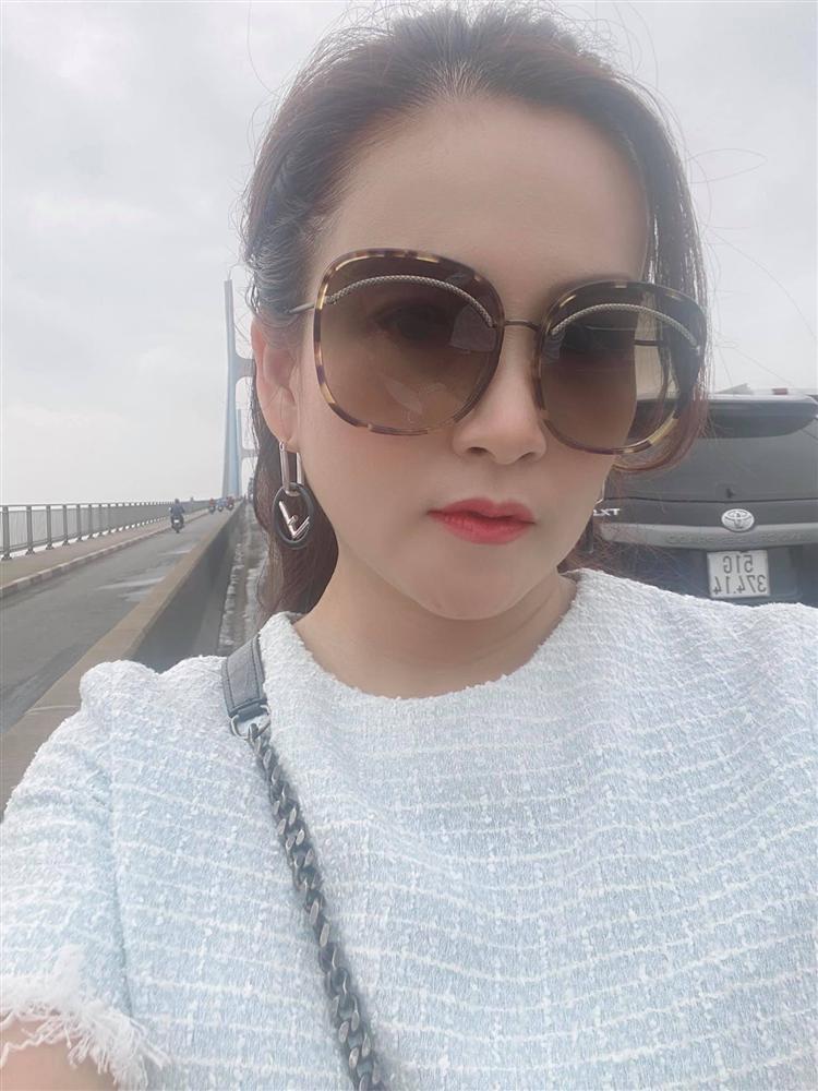 Vợ kẹt cứng trên cầu 3 tiếng, Bình Minh xuất hiện giải cứu như người hùng-2