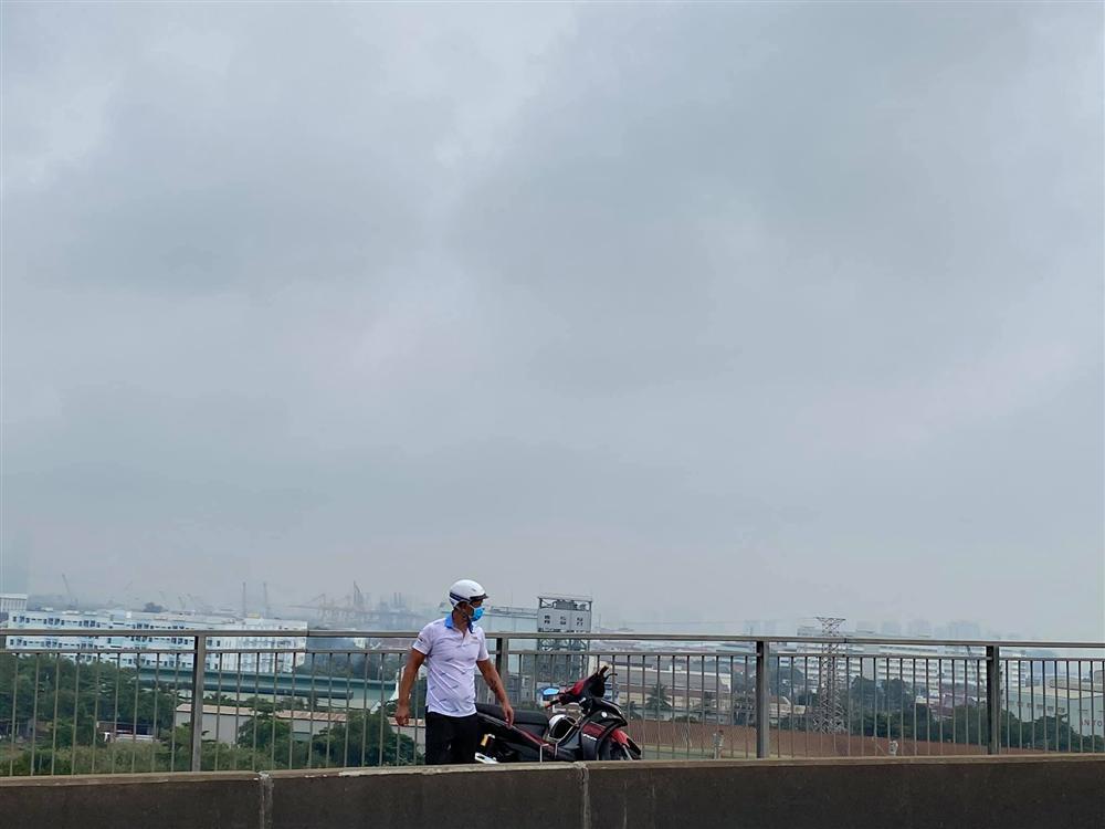 Vợ kẹt cứng trên cầu 3 tiếng, Bình Minh xuất hiện giải cứu như người hùng-1