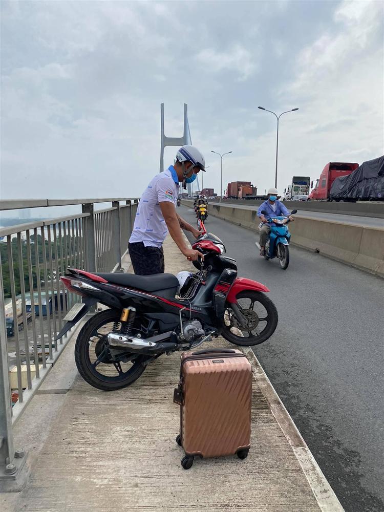 Vợ kẹt cứng trên cầu 3 tiếng, Bình Minh xuất hiện giải cứu như người hùng-3