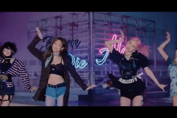 Lovesick Girls: Cú comeback xứng danh 'siêu phẩm nghìn điểm'