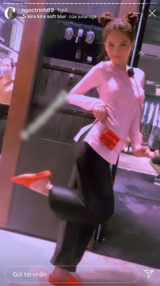 Ngược đời: Ngọc Trinh mặc áo bà ba đi dép tổ ong, người giúp việc đeo hẳn đồng hồ 4,5 tỷ-1