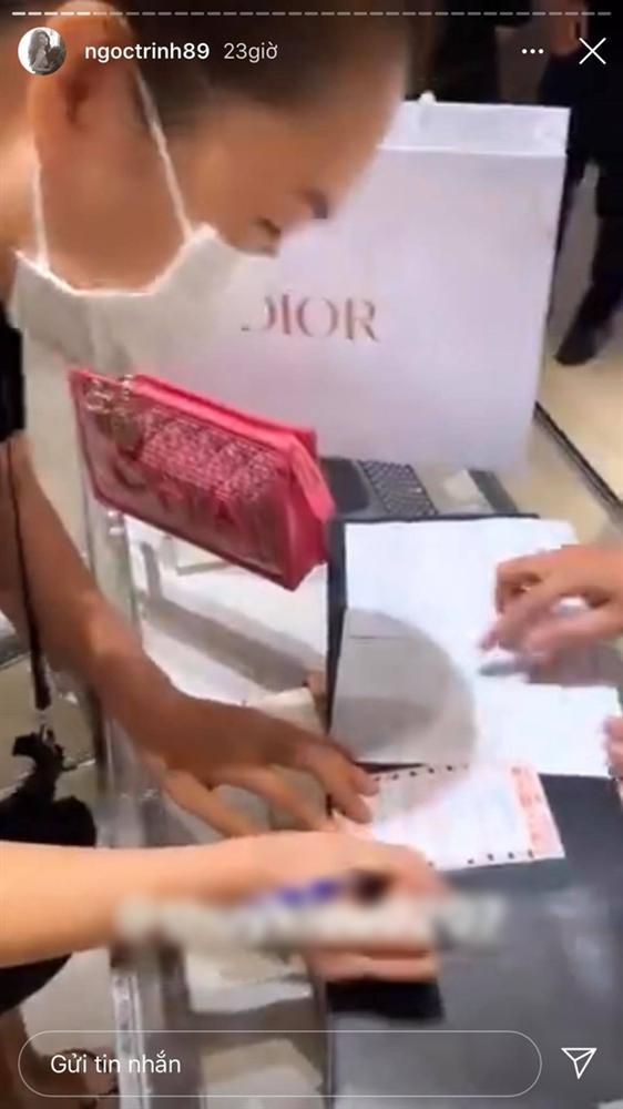 Ngược đời: Ngọc Trinh mặc áo bà ba đi dép tổ ong, người giúp việc đeo hẳn đồng hồ 4,5 tỷ-4