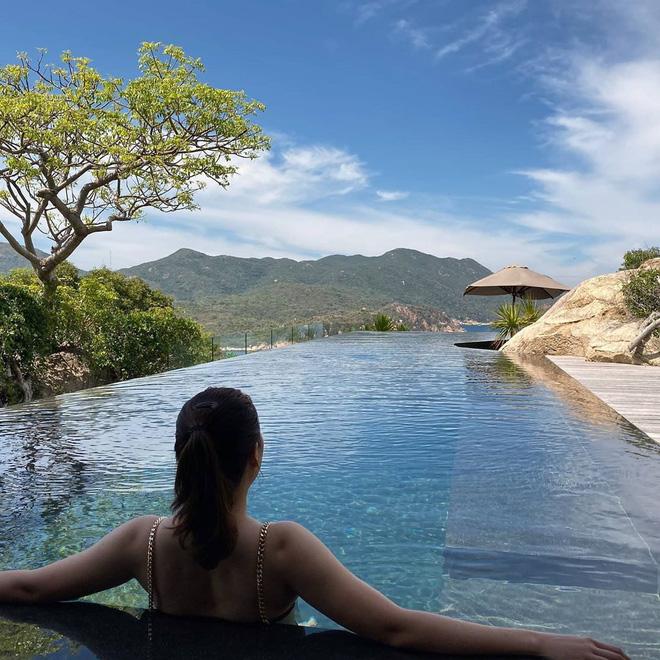 Ngược đời: Ngọc Trinh mặc áo bà ba đi dép tổ ong, người giúp việc đeo hẳn đồng hồ 4,5 tỷ-10