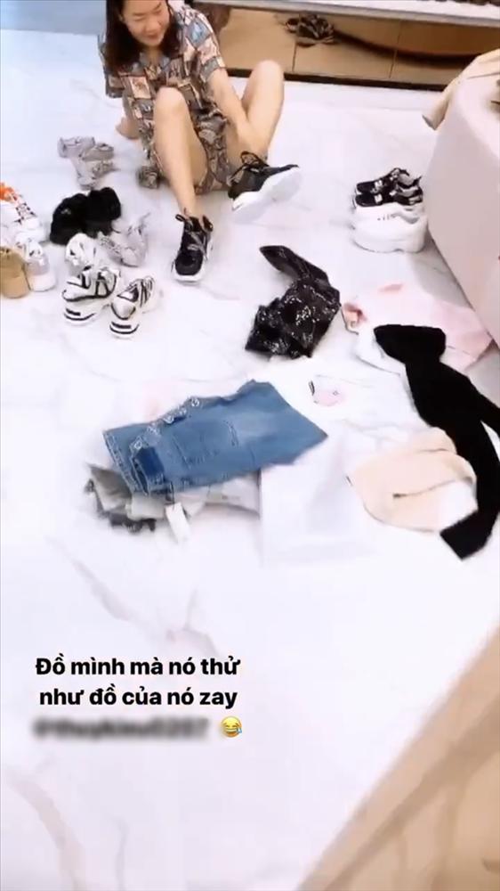 Ngược đời: Ngọc Trinh mặc áo bà ba đi dép tổ ong, người giúp việc đeo hẳn đồng hồ 4,5 tỷ-14