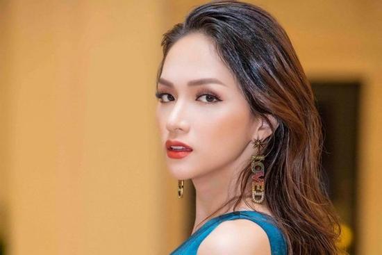 Hương Giang đề nghị một thầy giáo nghỉ dạy vì coi thường giới tính thứ 3