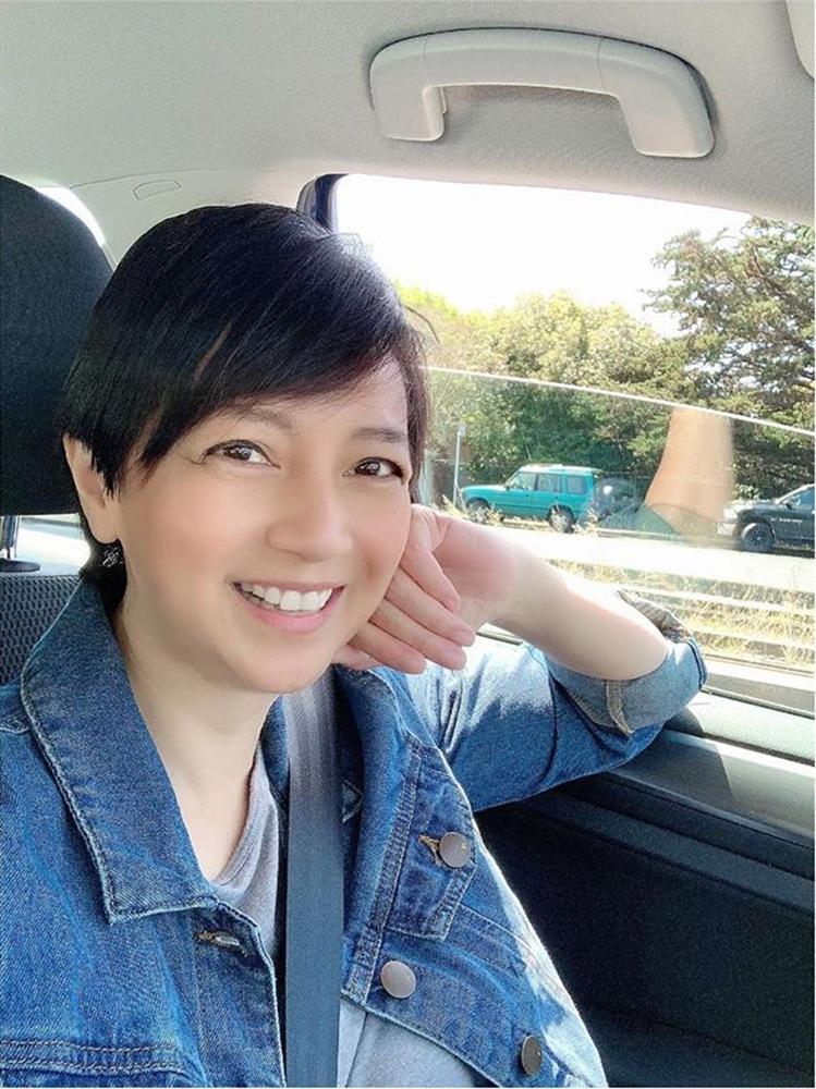 Hoa hậu Hong Kong bị chê xấu, từng cầm cố vương miện trả nợ bây giờ ra sao?-9