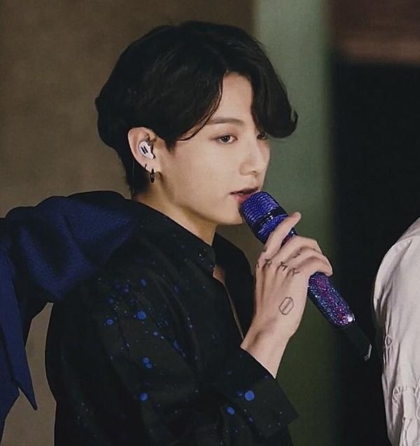 Chắc fan chiều Jungkook quá rồi, chửi bậy mà cũng được khen lấy khen để!-1